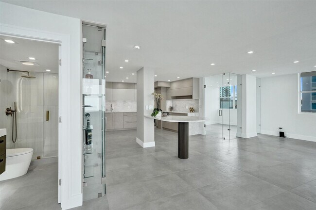 Building Photo - 209 N Fort Lauderdale Beach Blvd