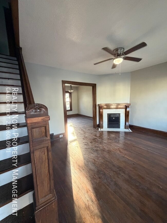 Building Photo - 1315 W 93rd St