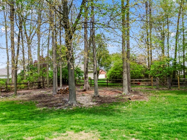 Building Photo - 672 E Lake Ln