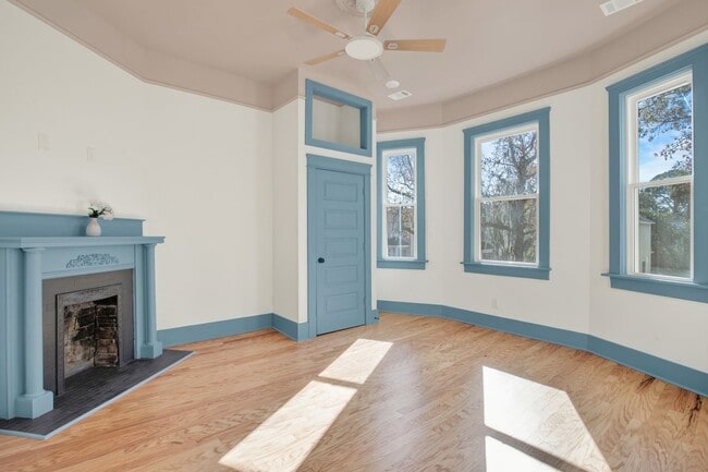 Building Photo - Eastside Beauty