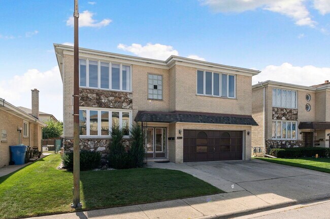 Building Photo - 8427 W Windsor Ave