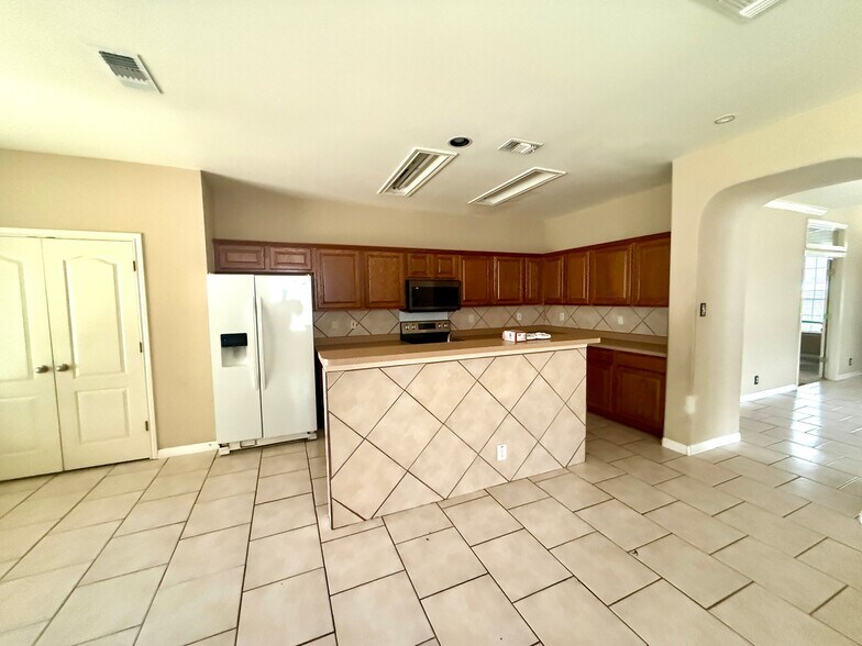 Building Photo - 4115 Dunn Oak Dr