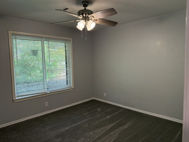 Building Photo - 3601 Oakwood Dr