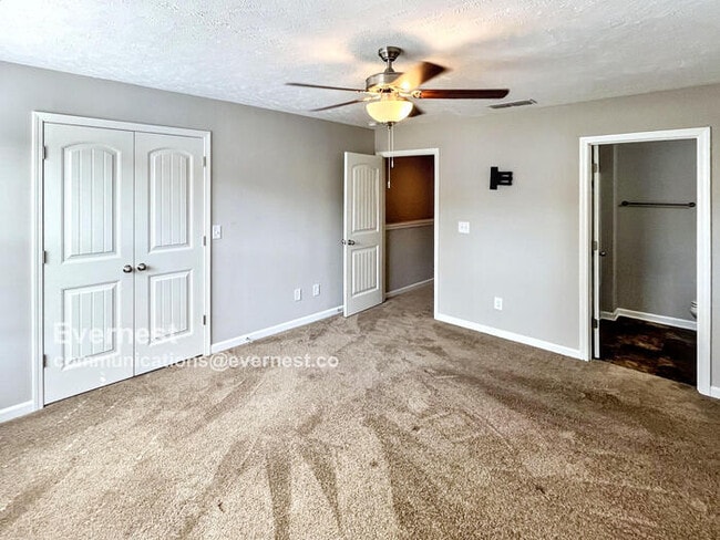 Building Photo - Charming 2BR Townhouse with Modern Comfort...