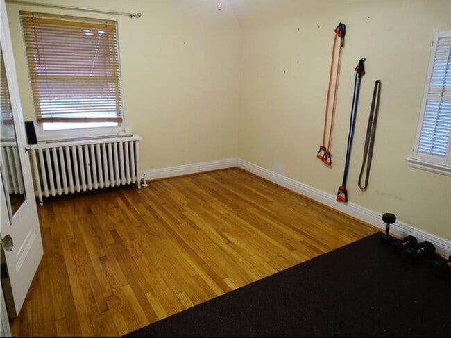 Building Photo - Beautiful 3 bedroom, 1.5 Bath in Mt. Lebanon!!