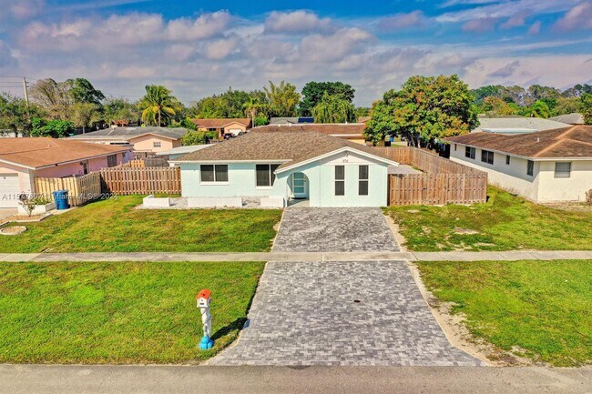 Building Photo - 876 Gardenia Dr