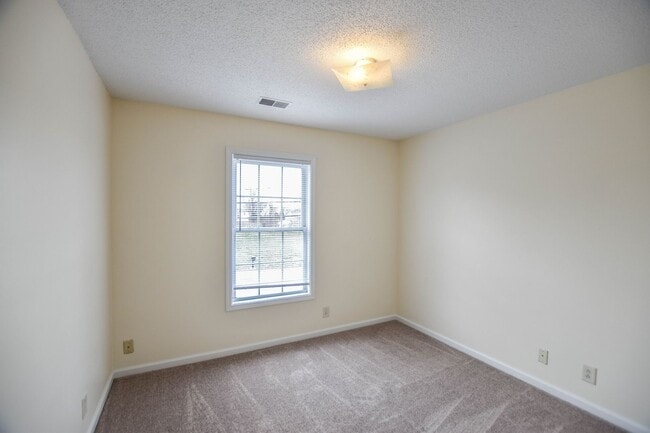Building Photo - Pet Friendly Three Bedroom!