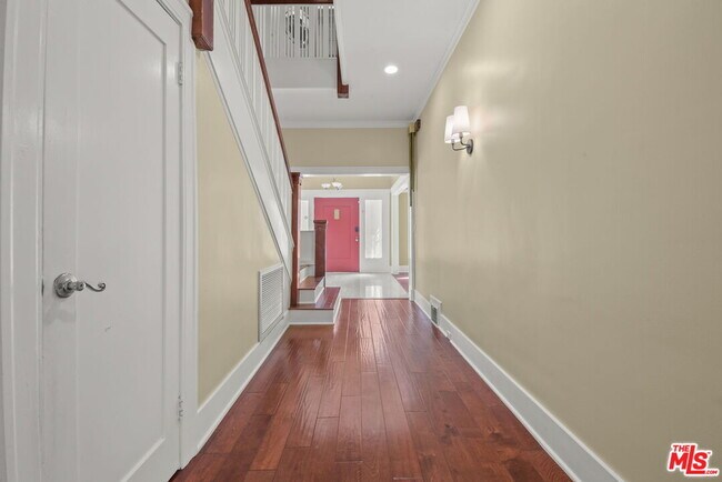 Building Photo - 975 Westchester Pl
