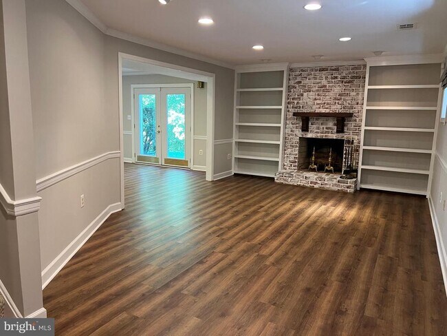 Building Photo - 10220 Cedar Pond Dr