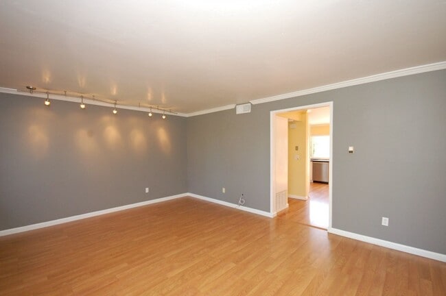 Building Photo - Beautiful Bright 3BR/2.5BA Condo in Tanglewood!!