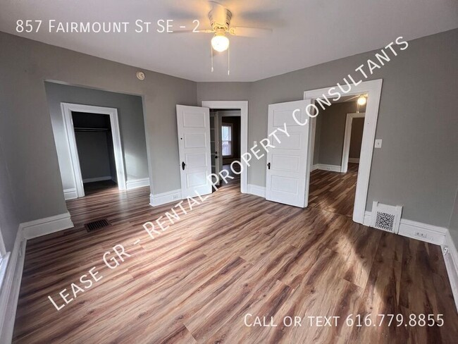 Building Photo - Three Bedroom Upper Unit - Laundry in Unit...