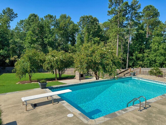 Building Photo - Estate STYLE home with pool and basement i...