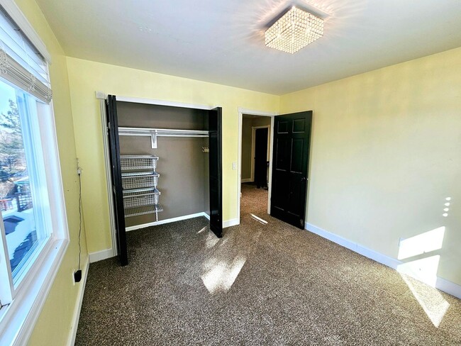 Building Photo - Beautiful 5 Bedroom Home Near the Cherry C...
