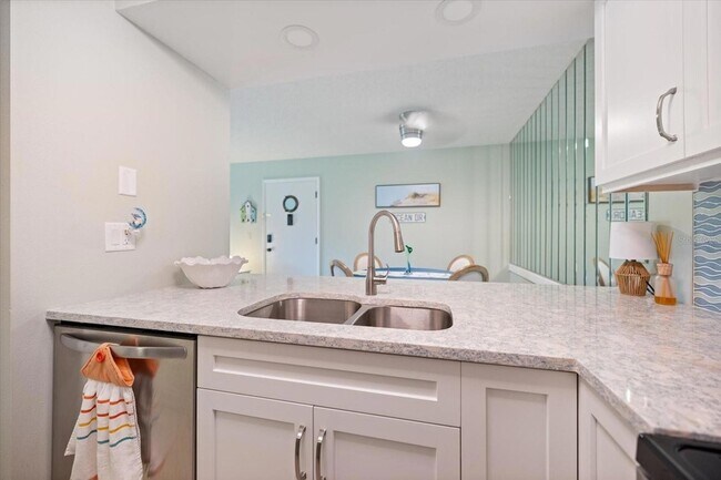 Building Photo - 634 Bird Bay Dr E