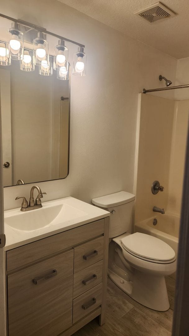 Building Photo - 3 bedroom 2 bath condo