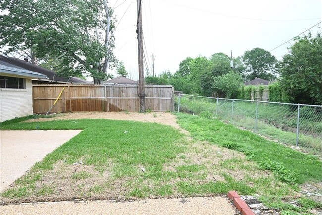 Building Photo - 202 Coronation Dr