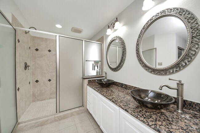 Building Photo - 16810 Valley Palms Dr
