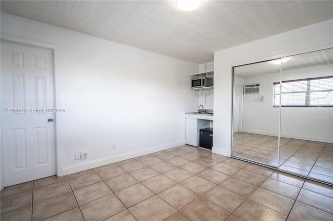 Building Photo - 715 NE 6th St