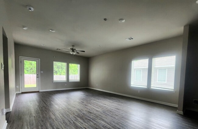 Building Photo - 4 bed 3 bath home in Walker