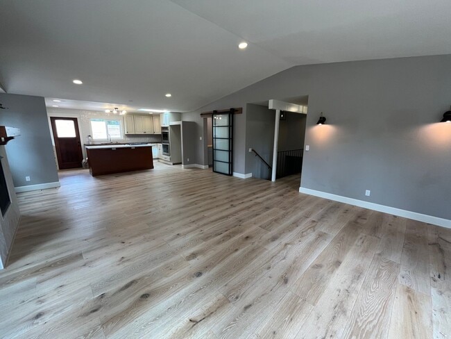 Building Photo - Amazing 4 Bed/3 Bath Home on One Acre with...