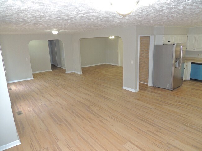 Building Photo - 7115 Enfield Dr