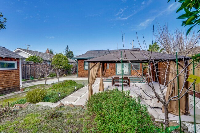 Building Photo - Quaint and Cozy One-Story Craftsman-style Home nestled in the sought-after Sunnyvale neighborhood...