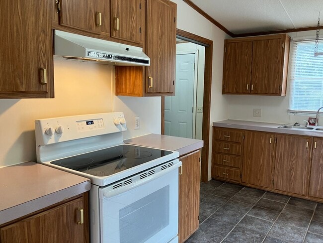Building Photo - Three Bedroom Home in Hickory