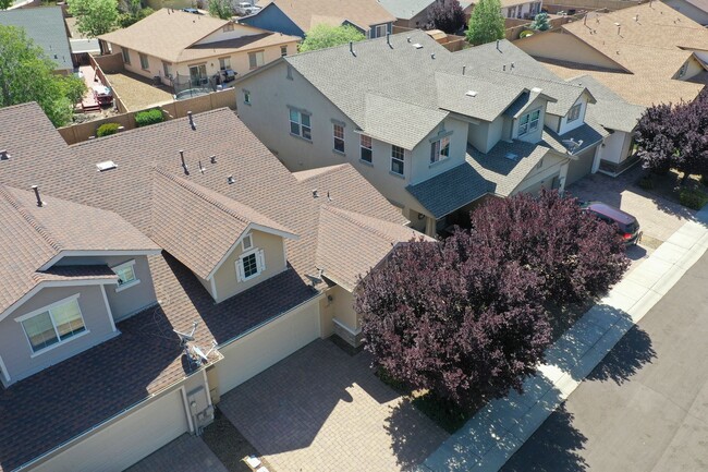 Building Photo - Beautiful 2 bed + den, 2 bath townhome in ...