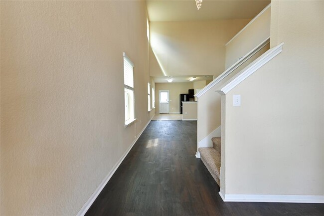 Building Photo - 613 Pinnacle Dr