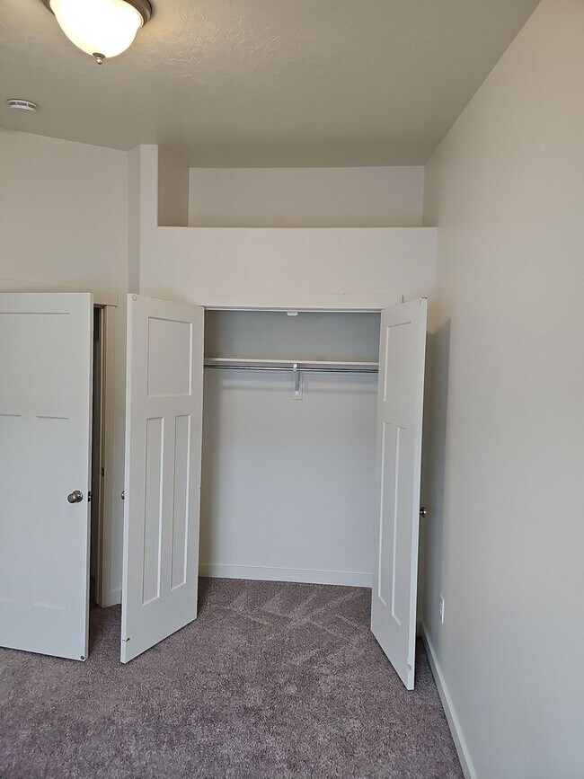 Building Photo - August free! 3 Bed/3.5 Bath Town Home for Rent in Bluffdale!