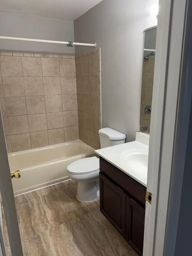 Building Photo - Move in Ready 2 Bedroom, 1 Bathroom First ...