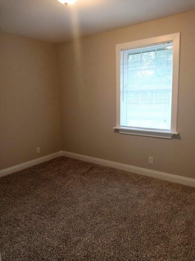 Building Photo - 407 Roselawn Dr