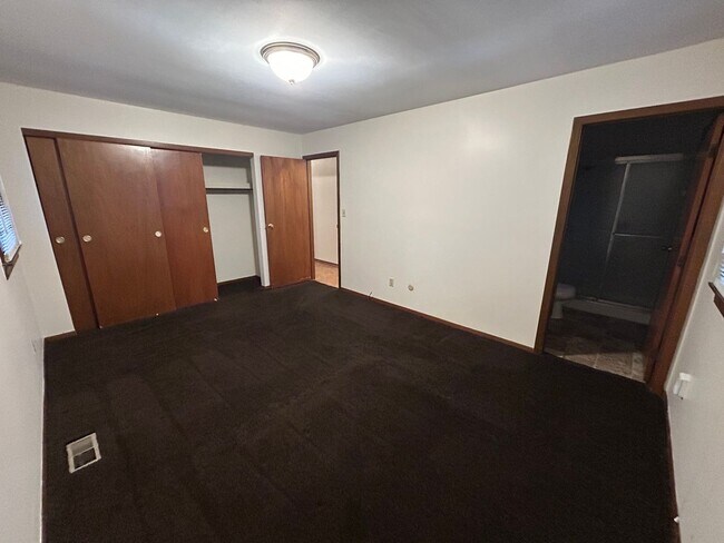 Building Photo - 3 Bedroom 2 Bath Ranch Style Home in Forest Park