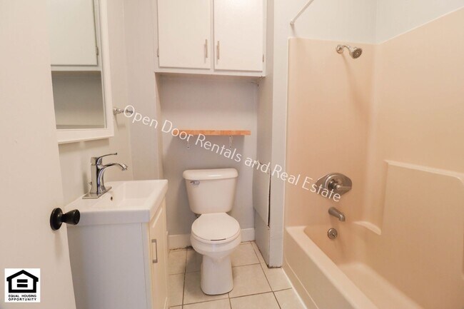 Building Photo - 927 Nuttman Ave