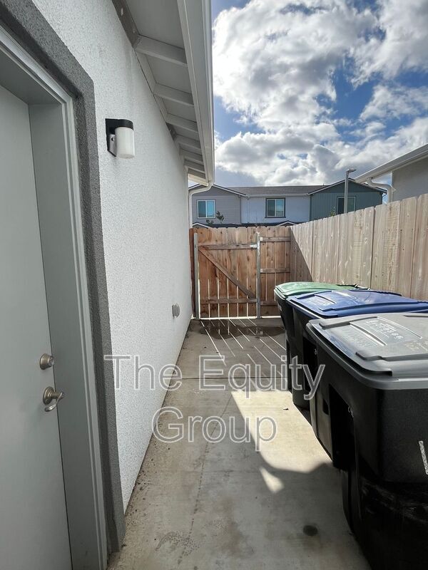 Building Photo - 405 S Summit St