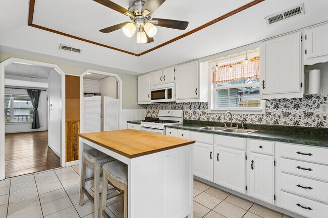 Building Photo - 1023 Highland Ave