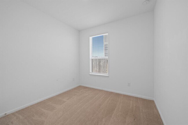 Building Photo - 25849 Hedgerow Dr