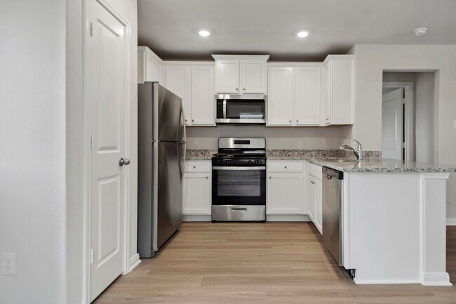 Building Photo - 16475 Honeysuckle Hl Dr