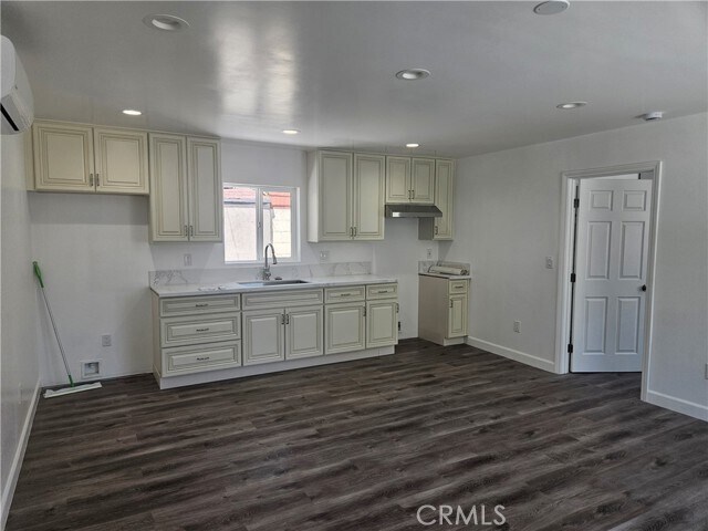 Building Photo - 1307 S Woods Ave