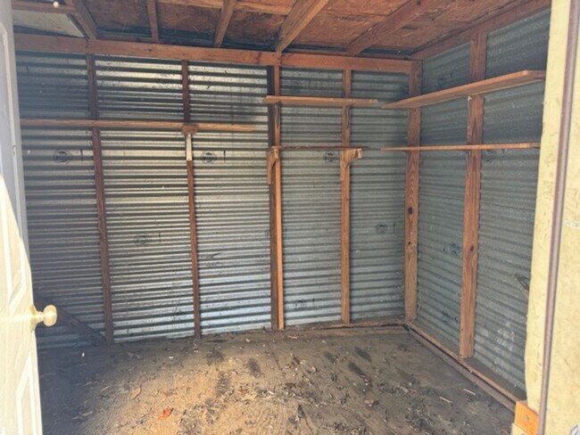 Building Photo - Charming 2-bedroom home available now in E...