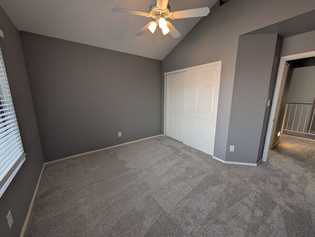 Building Photo - 2 Bedroom 2.5 Bath