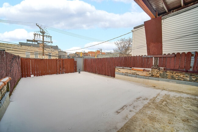 Building Photo - 1002 N Western Ave