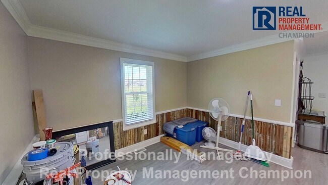 Building Photo - Spacious and Beautifully Updated 3 BD/2 BA...