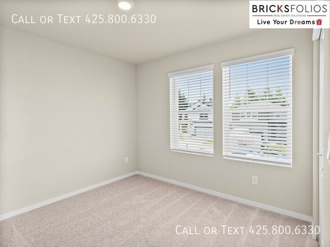 Building Photo - Inviting Home in Port Orchard with a Perfe...