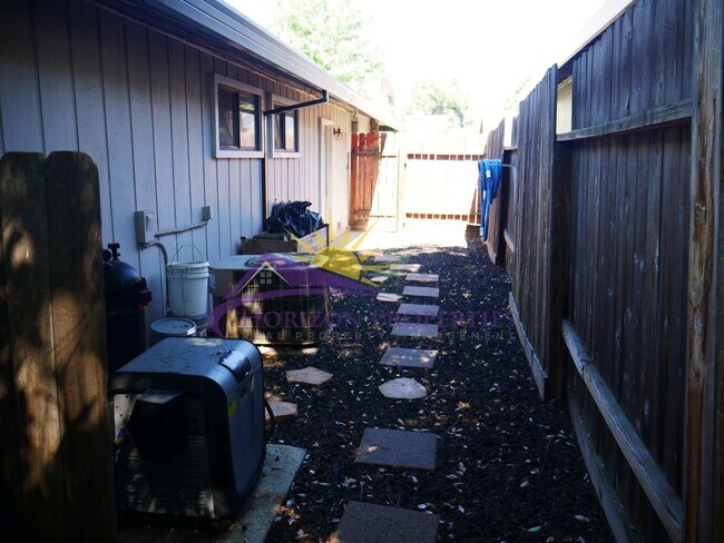 Building Photo - Remodeled 3 Bed 2 Bath 1,595 Sq Ft Fair Oaks Home
