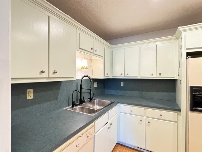 Building Photo - 1622 Denison Dr
