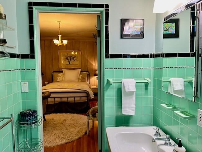 Building Photo - Fully Furnished Tranquil Downtown Home - Available Now!