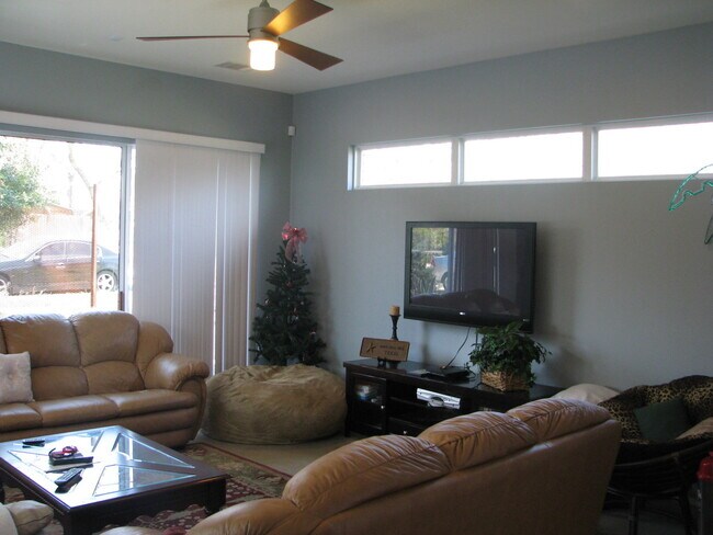 Building Photo - UT PRE-LEASE: 2009 Constructed 6 Bedroom / 3 Bath Home with Hot Tub - Open floor plan / Great Kit...