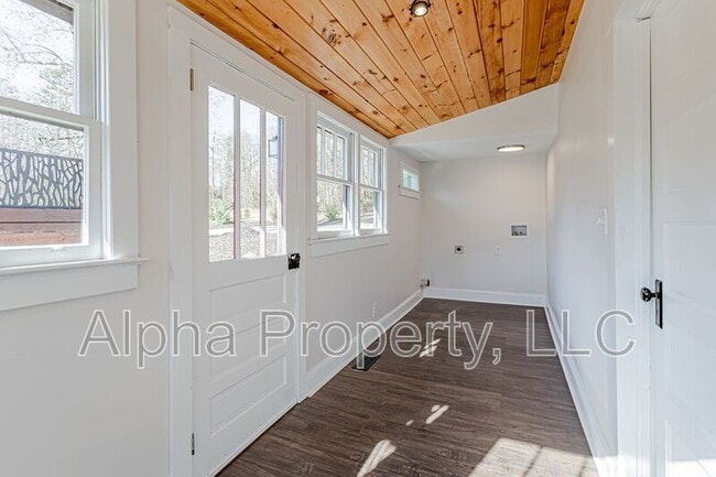 Building Photo - 511 Mountain Creek Rd