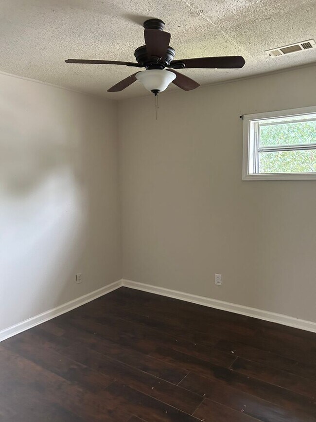 Building Photo - 4 BR 2 bath